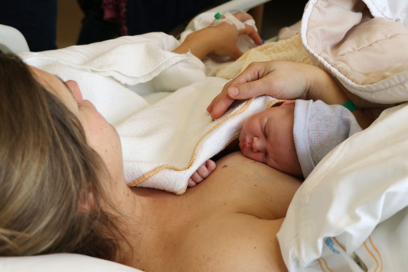 Maternite bebe peau contre peau